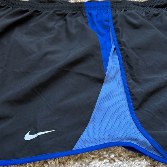 Nike Women’s Plus Size Shorts with built in liner - New - Picture 3 of 3